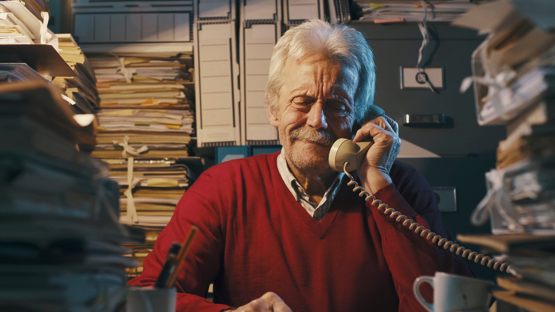 How Can Seniors Safely Answer Calls from Unfamiliar Numbers? 